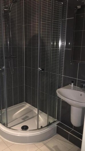 Departamento | Baño | Tina con regadera, tina profunda, toallas 
