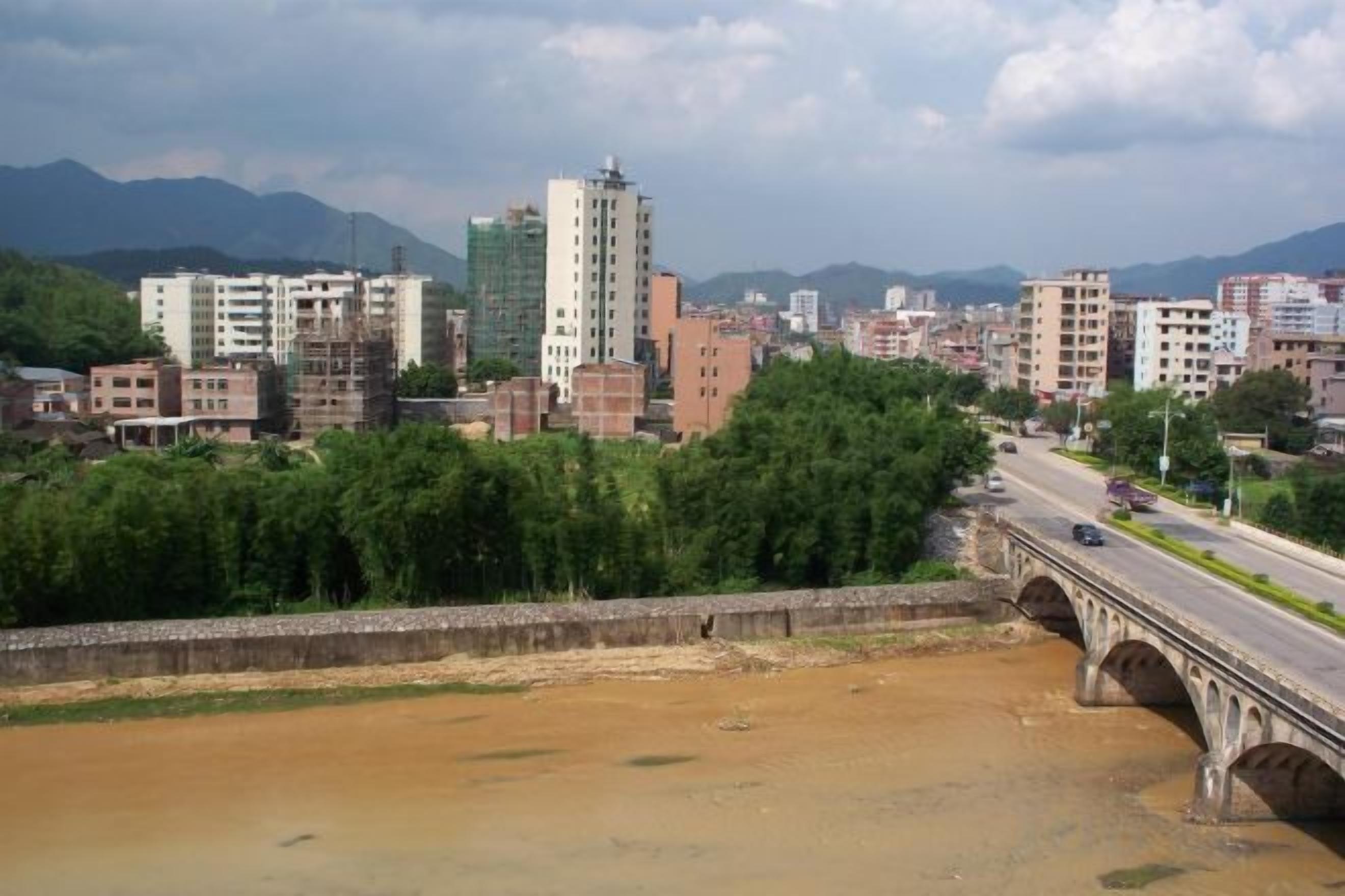 Un puente sobre un río, con edificios al fondo.