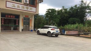 Un edificio con un letrero que dice "Sanctuary".