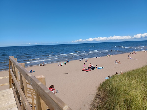 In Strandnähe, Liegestühle, Strandtücher