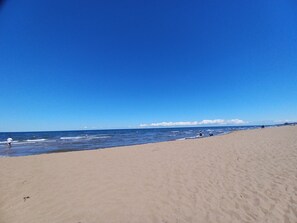 Nära stranden, solstolar och strandhanddukar