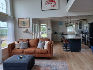 Een smart-tv, een open haard, boeken en een muziekbibliotheek