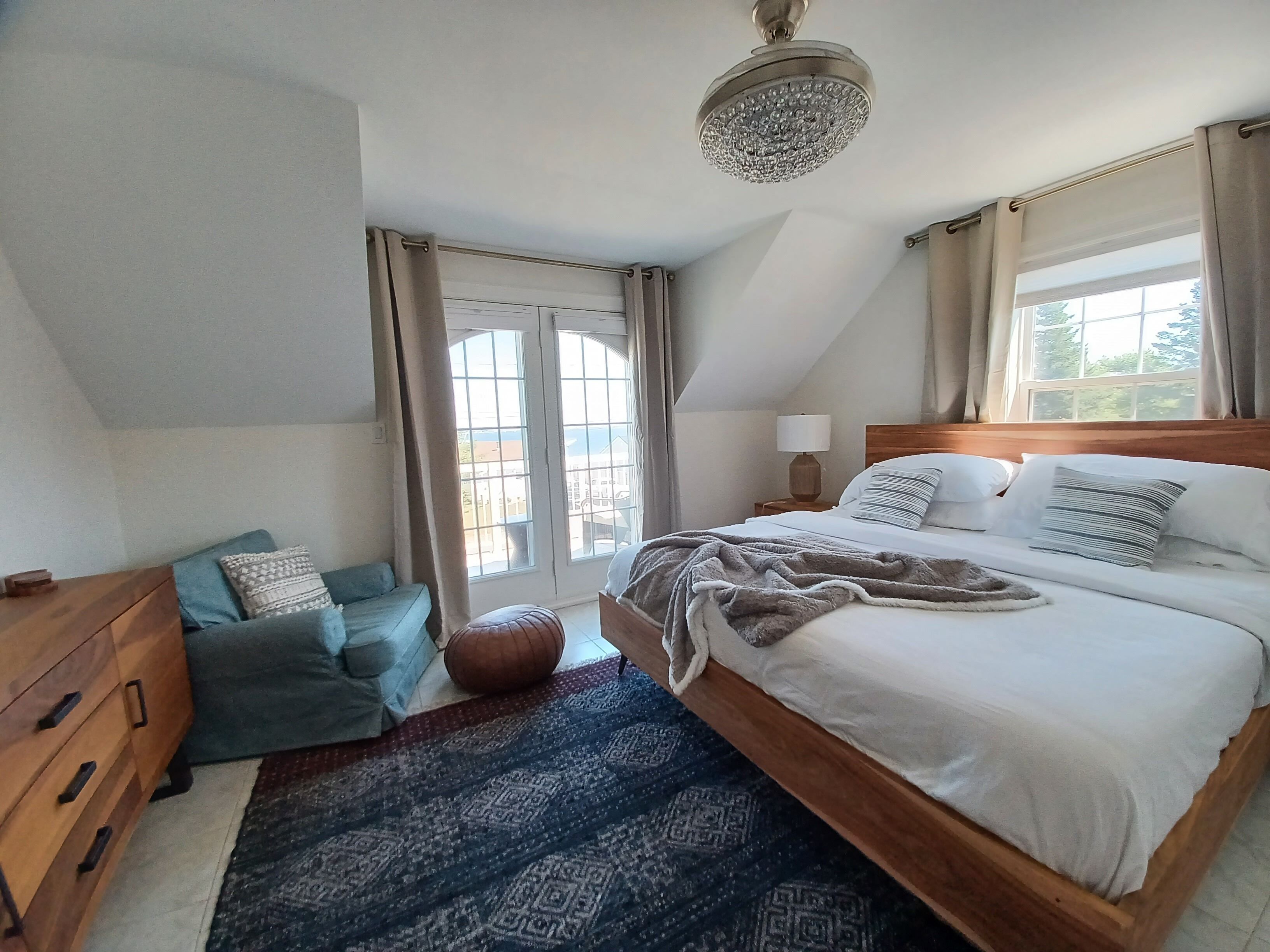 3 bedrooms, desk, iron/ironing board, travel cot