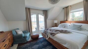 3 bedrooms, desk, iron/ironing board, travel cot