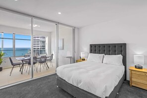 2 bedrooms, iron/ironing board, WiFi, bed sheets - Oceanview 2-Bed with Pool, Sauna, Gym & Parking (Surfers Paradise)