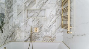 Departamento | Baño | Tina con regadera, tina profunda, secadora de cabello, toallas 
