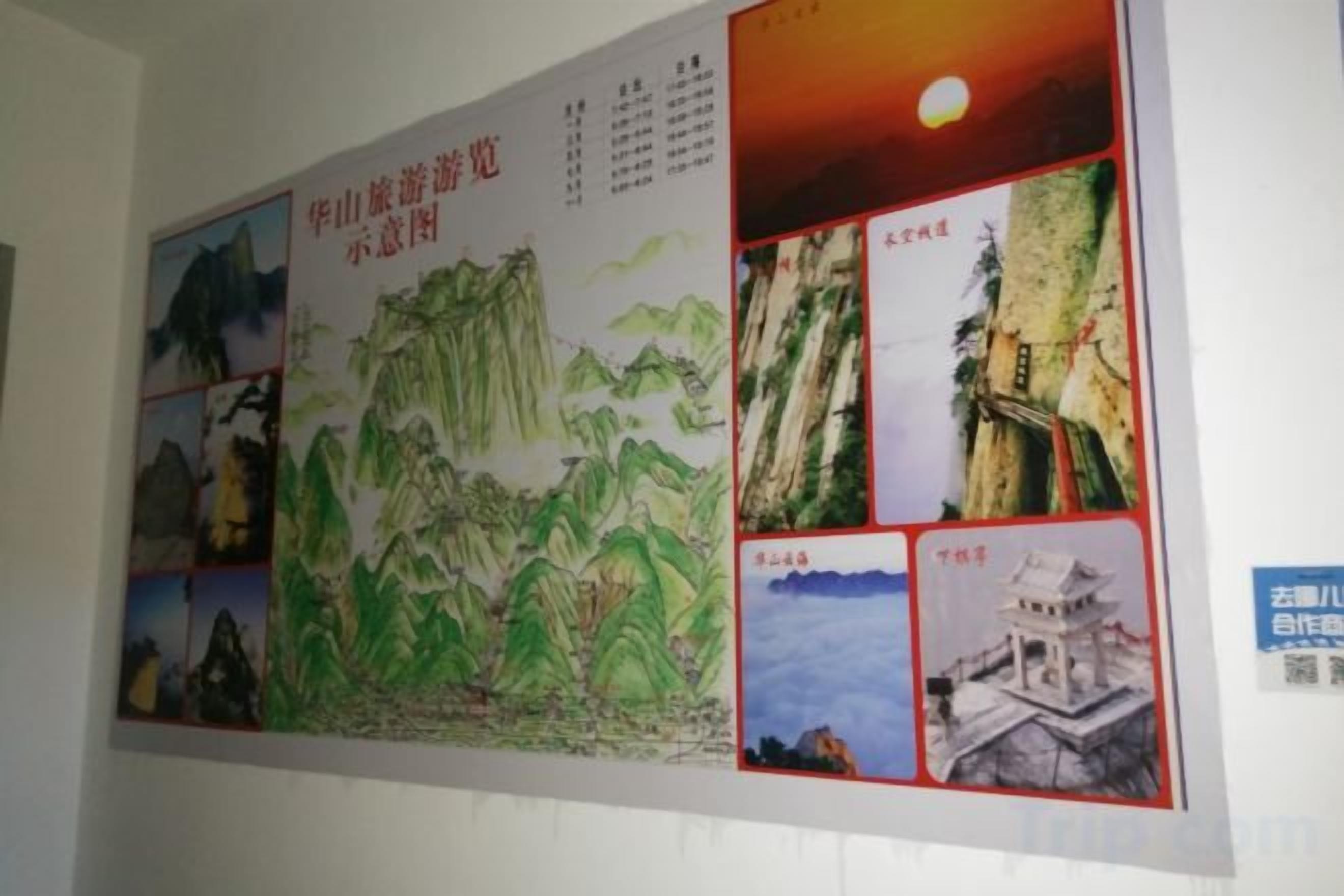 Un mur orné d’une grande affiche représentant différents paysages et bâtiments.