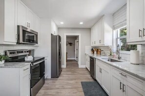 Fridge, microwave, oven, stovetop - Private 4 Bedroom Home in South Tampa! (Tampa)