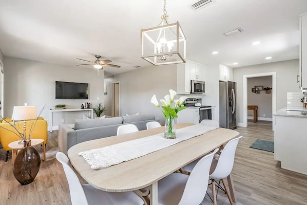 Interior - Private 4 Bedroom Home in South Tampa! (Tampa)