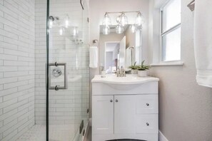 Shower, hair dryer, towels, soap - Private 4 Bedroom Home in South Tampa! (Tampa)