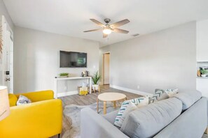 Smart-TV, Tischfußball, Bücher