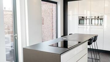 Een koelkast, een microgolfoven, een oven, een kookplaat