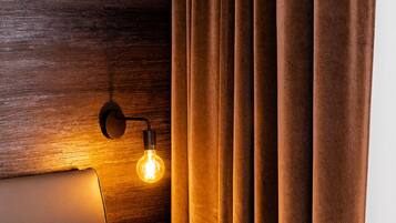 4 chambres, bureau, fer et planche Ă repasser, lit parapluie