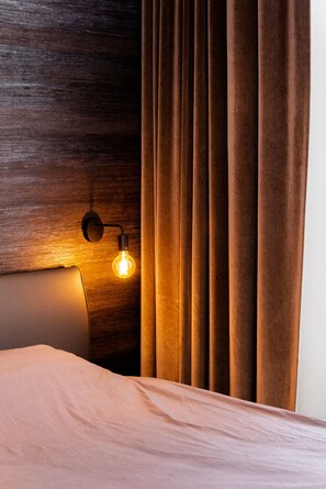 4 bedrooms, desk, iron/ironing board, travel crib