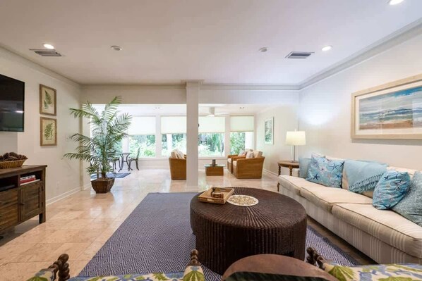 Fernseher, Bücher, Arbeitsbereiche