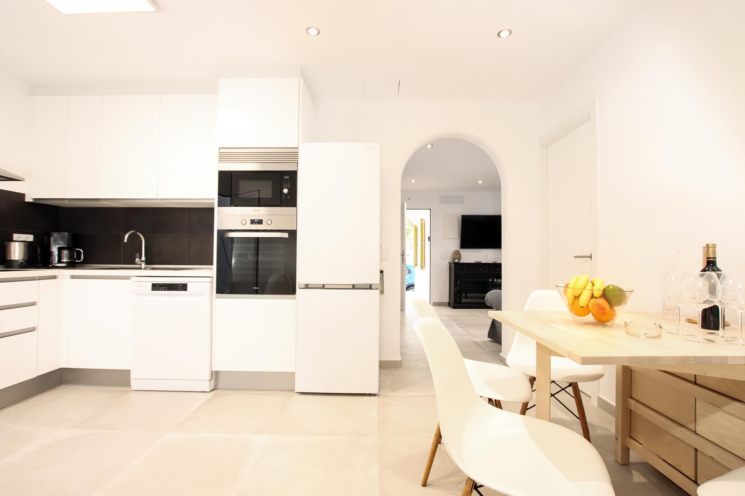 Een koelkast, een magnetron, een oven, een vaatwasser