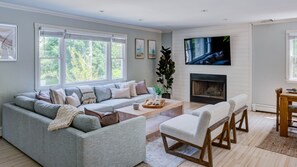 Smart TV, chimenea, tenis de mesa y estéreo 