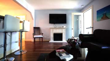 Smart TV, chimenea y libros
