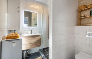 Douche, serviettes fournies, savon, papier toilette