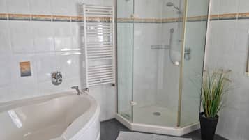 Baignoire, sĂšche-cheveux, serviettes fournies, papier toilette