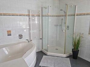 Baignoire, sèche-cheveux, serviettes fournies, papier toilette