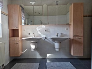 Bañera, secador de pelo, toallas, papel higiénico