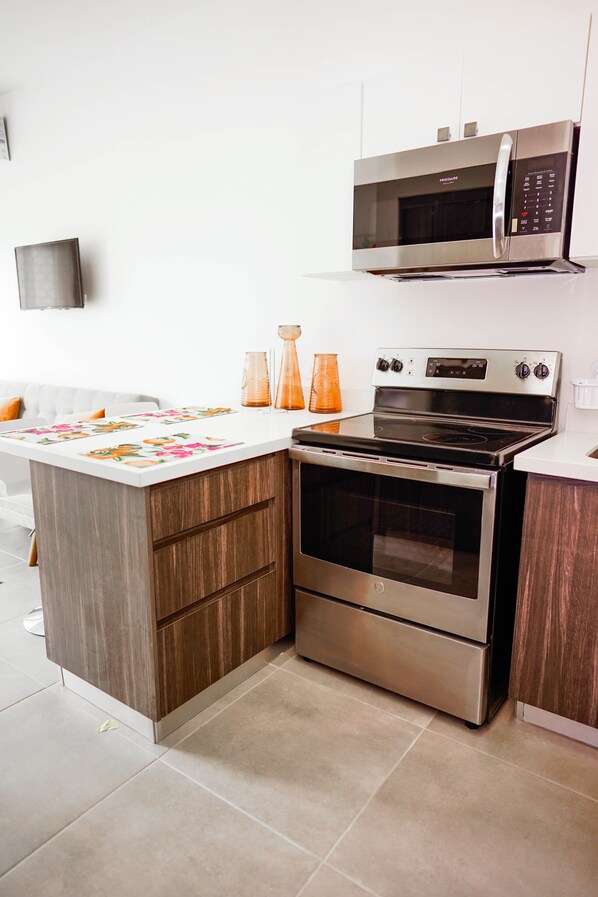 Réfrigérateur, four à micro-ondes, un four, surface de cuisson