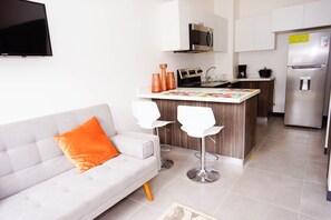 Réfrigérateur, four à micro-ondes, un four, surface de cuisson
