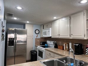 Frigorifero, microonde, forno, piano cottura