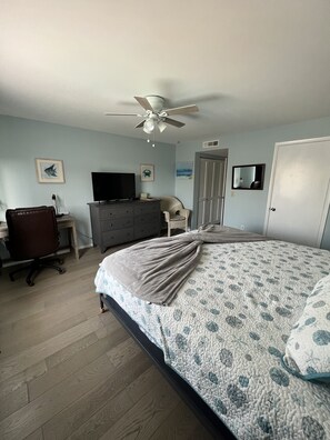 2 Schlafzimmer, Schreibtisch, Bügeleisen/Bügelbrett, Reisekinderbett
