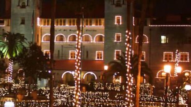 Un edifici amb diverses plantes, cadascuna il·luminada amb llums càlides.