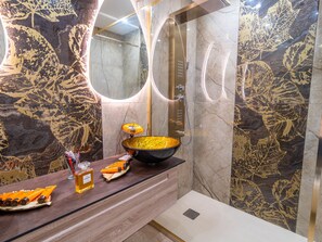 Dusche, Haartrockner, Handtücher