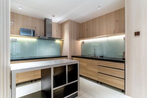 Refrigerador, microondas, parrilla de estufa y tetera eléctrica