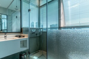 Shower, hair dryer, bathrobes, slippers - The Rixx Premium Apartment in the heart of Saigon(pool/gym/security/rooftop bar) (Thành phố Hồ Chí Minh)