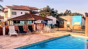 2 piscinas externas, funciona das 9h às 22h, guarda-sóis