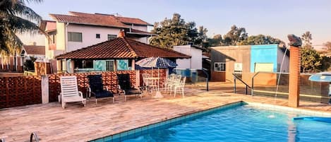 2 piscines extérieures, accÚs possible de 9 h à 22 h, parasols