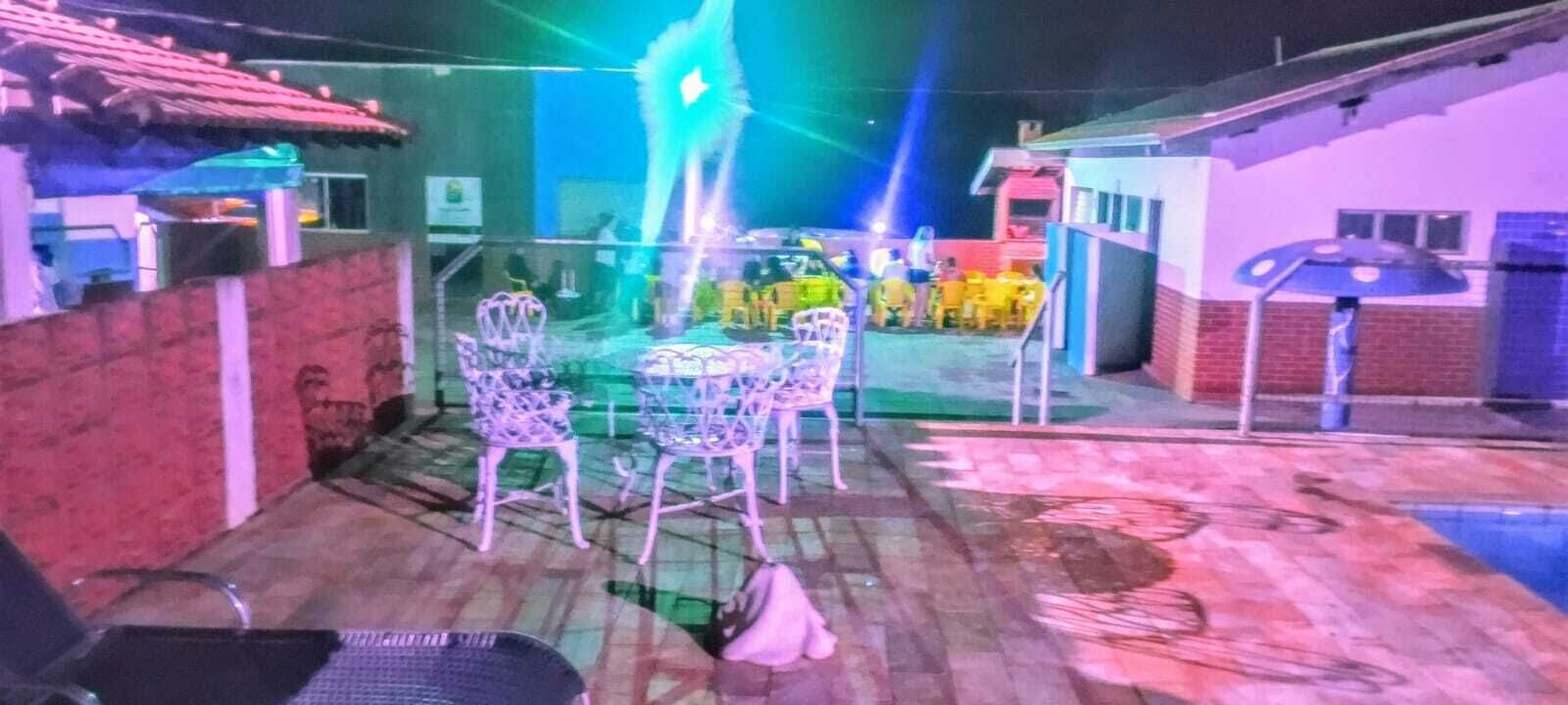 2 piscinas externas, funciona das 9h às 22h, guarda-sóis