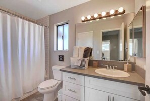 Combined shower/bathtub, towels, soap, shampoo