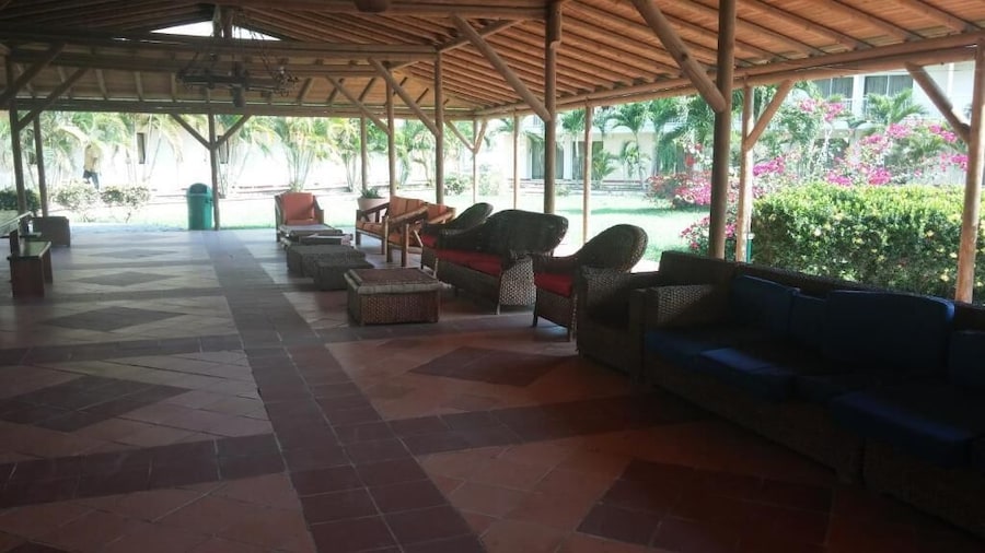 Jardines y áreas exteriores del Hotel Parador Tropical