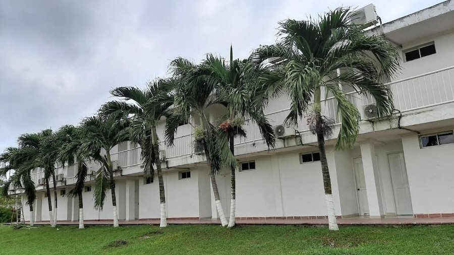 Exterior del Hotel Parador Tropical en Mamonal