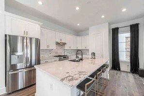 Fridge, microwave, oven, stovetop - LUXURY HEIGHTS 3BED 3.5 BATH (Houston)