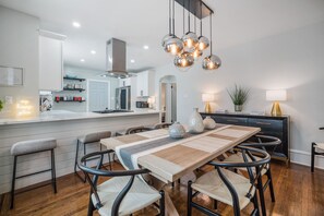 Dining - Stunning renovation, BEACH BLOCK, walk to everything! (Ventnor City)