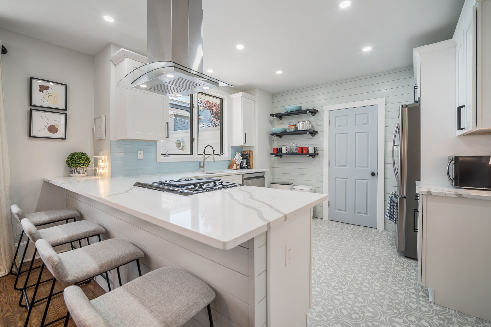 Réfrigérateur, micro-ondes, four, plaque de cuisson