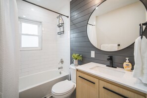 Ensemble douche/baignoire, sèche-cheveux, serviettes fournies, savon