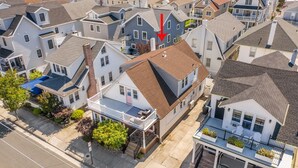Un barrio residencial con casas que tienen porches delanteros y garajes adosados.