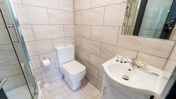 Studio | Badezimmer | Dusche, Handtücher