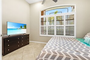 4 habitaciones, escritorio y tabla de planchar con plancha 