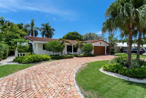 Exterior - Steps from the beach, heated pool, and ocean sunrises from your patio (Boca Raton)