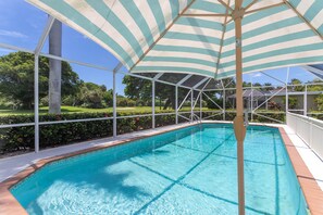 A heated pool - Steps from the beach, heated pool, and ocean sunrises from your patio (Boca Raton)