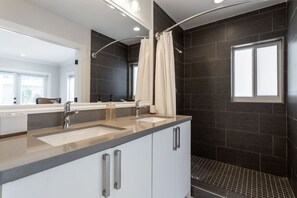 Combined shower/tub, hair dryer, towels, soap - Steps from the beach, heated pool, and ocean sunrises from your patio (Boca Raton)